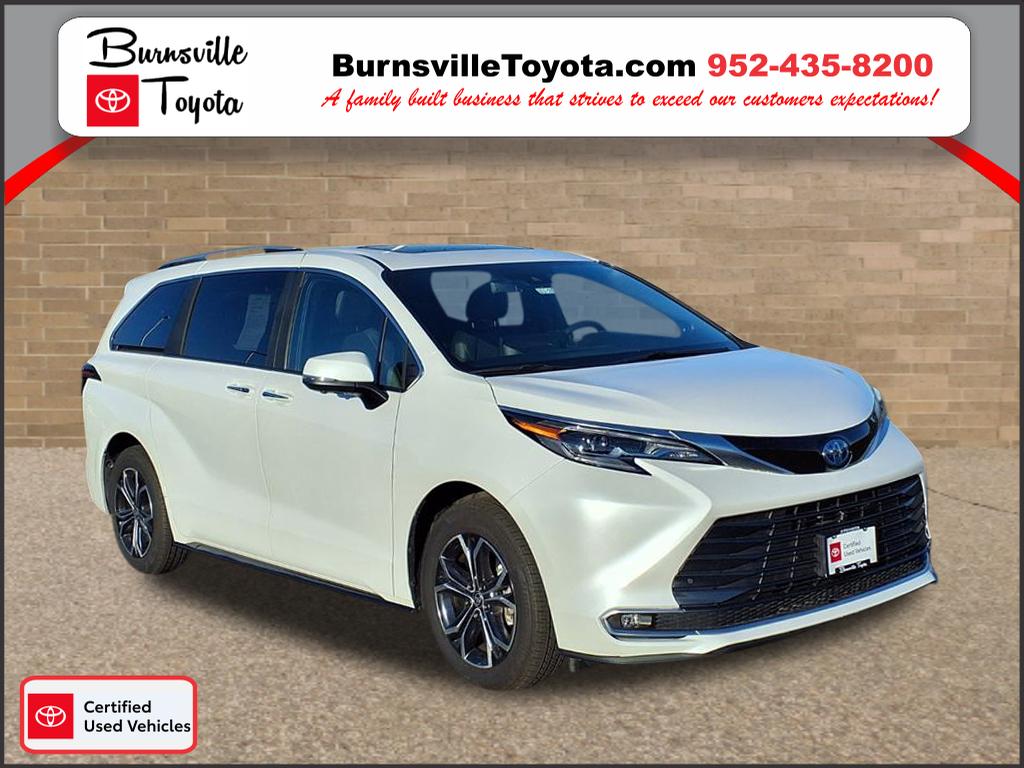 2025 Toyota Sienna Platinum's photo