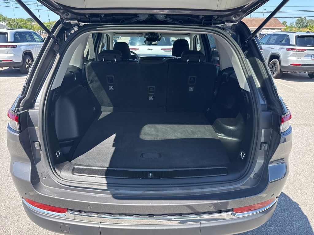 2023 Jeep Grand Cherokee Laredo photo 14