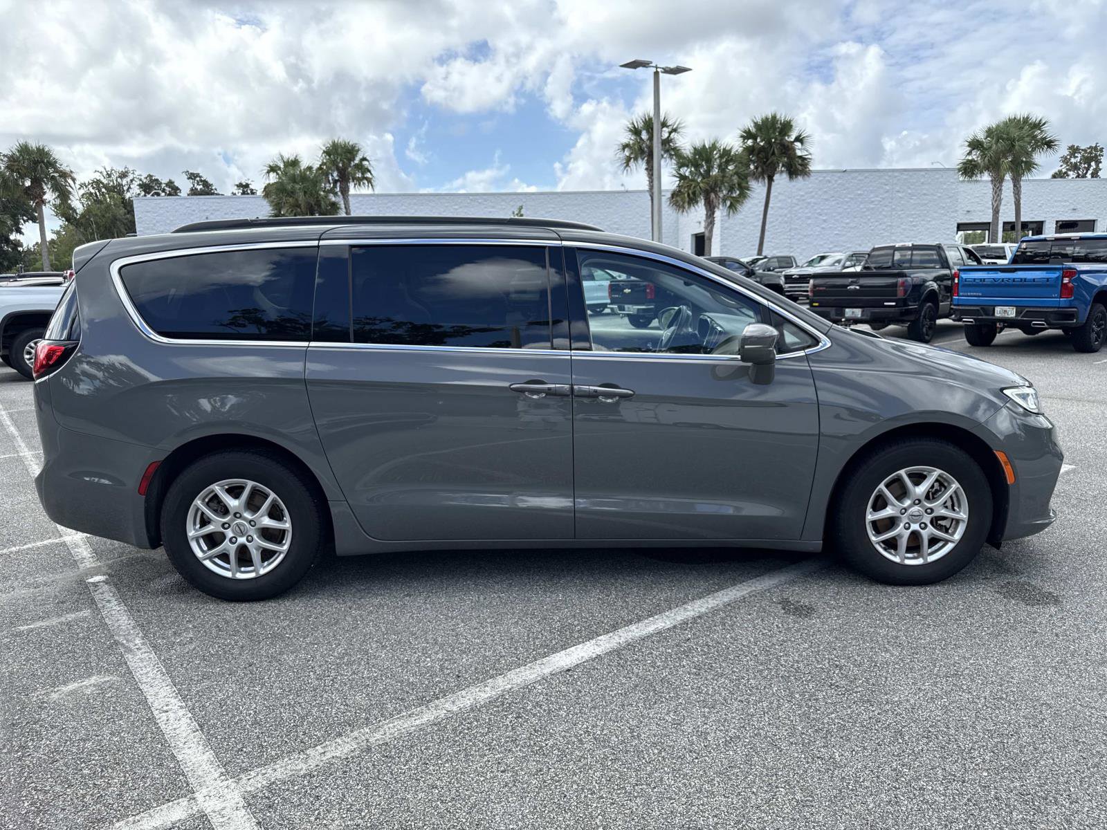2022 Chrysler Pacifica Touring L photo 2