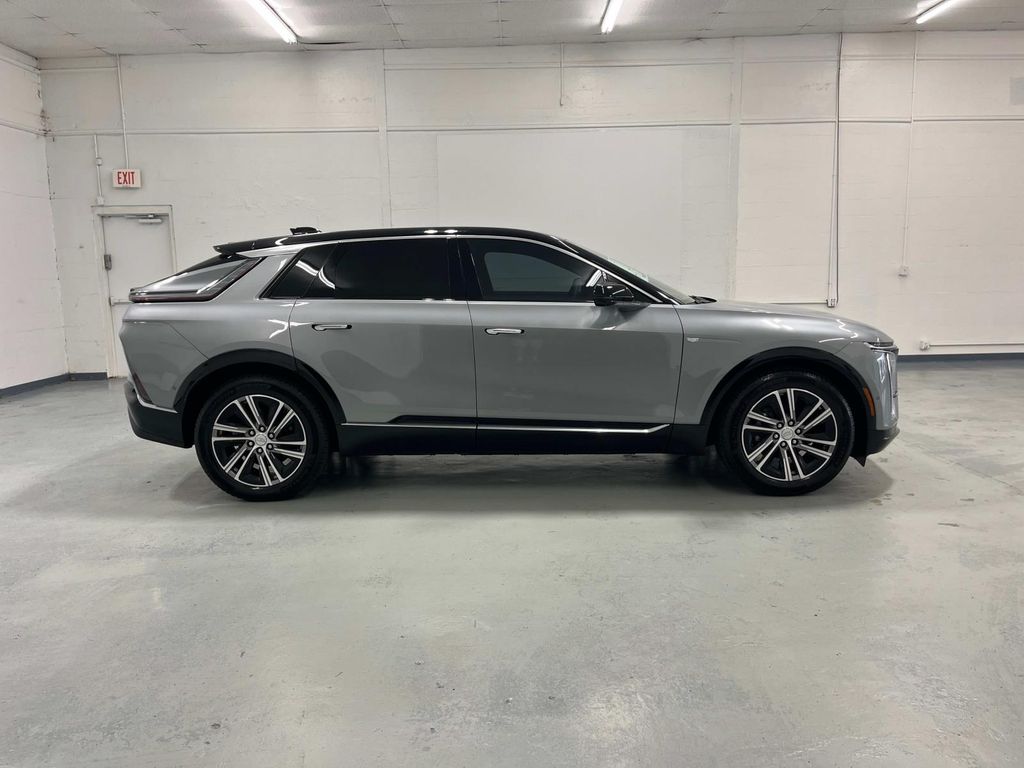 2025 Cadillac Lyriq Luxury photo 2