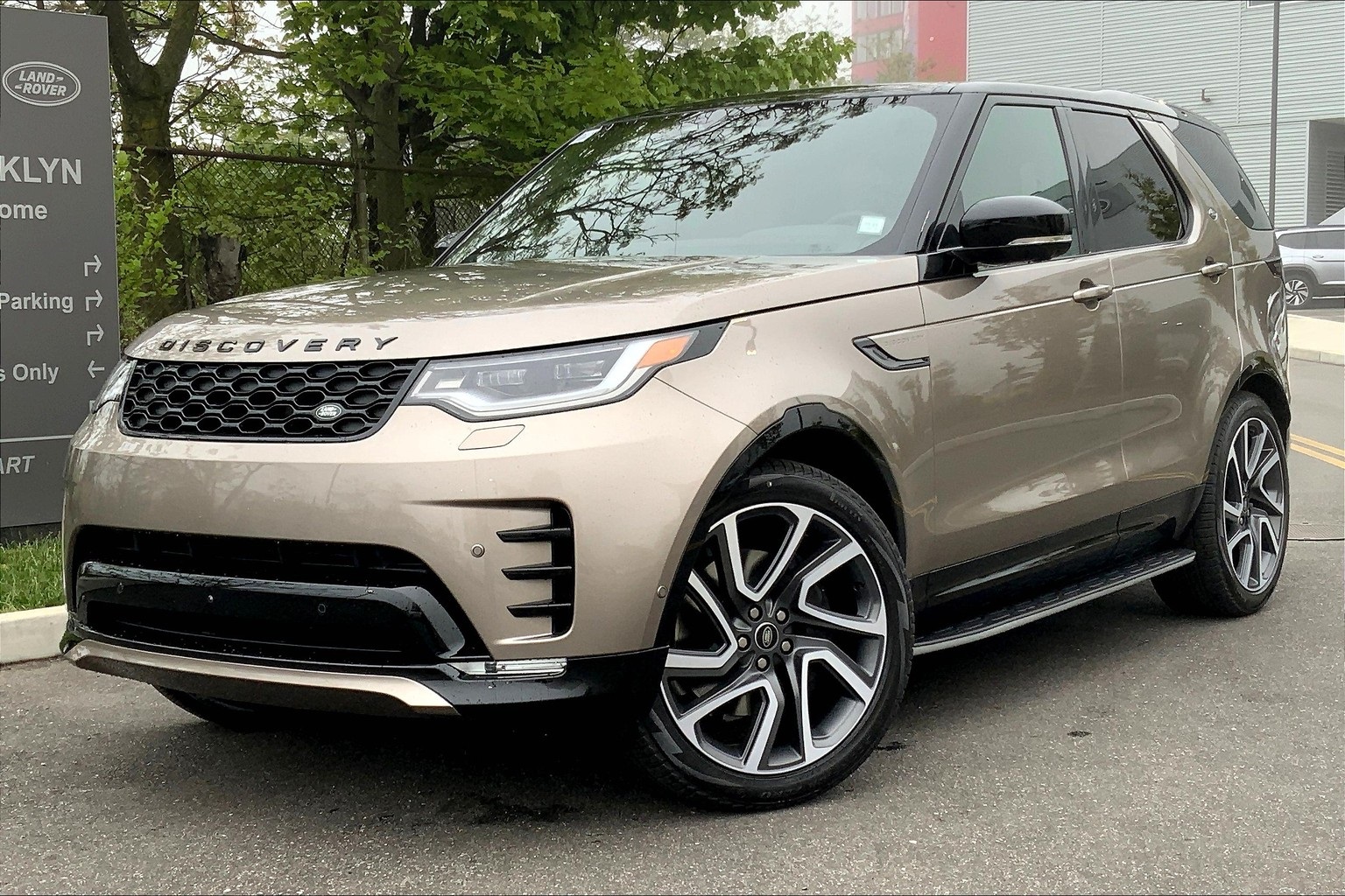 2025 Land Rover Discovery Dynamic SE's photo