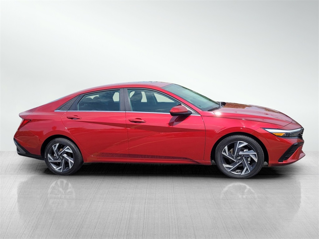 2024 Hyundai Elantra SEL Convenience photo 4