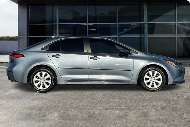 2025 Toyota Corolla LE photo 3