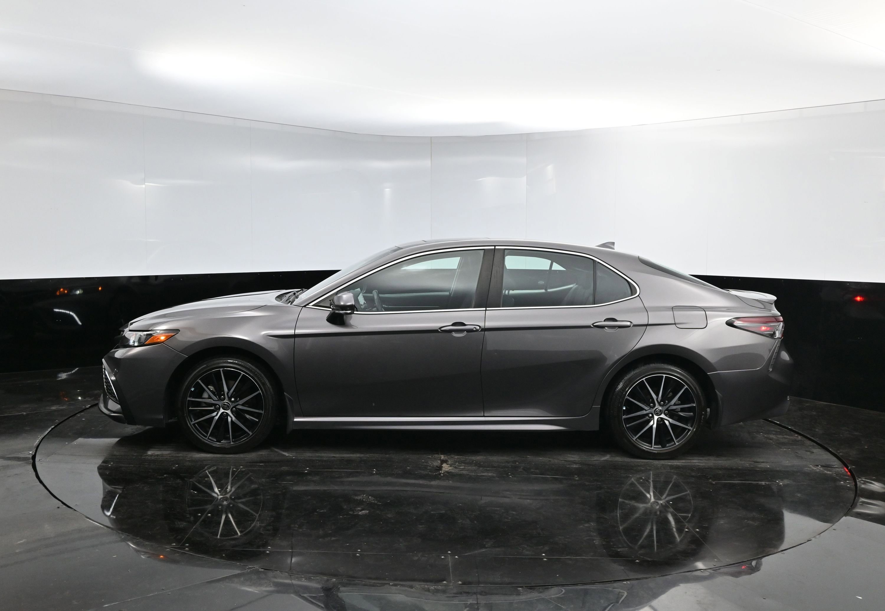 2023 Toyota Camry SE photo 4