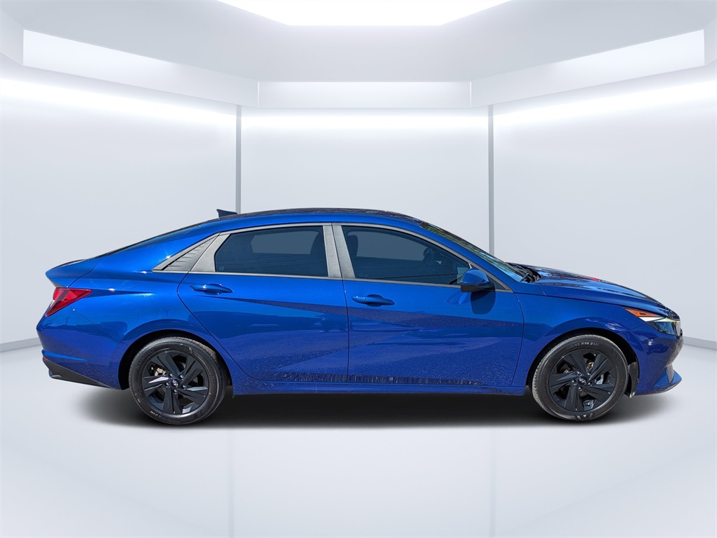 2023 Hyundai Elantra SEL photo 2