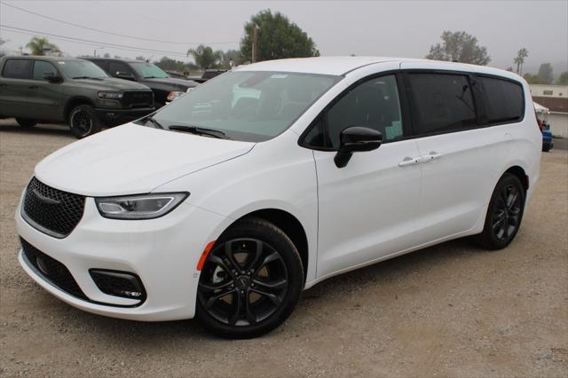 2026 Chrysler Pacifica Select's photo