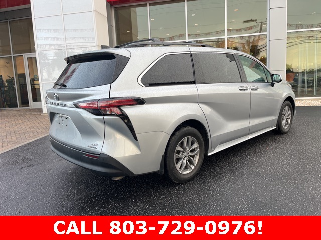 2022 Toyota Sienna XLE photo 2