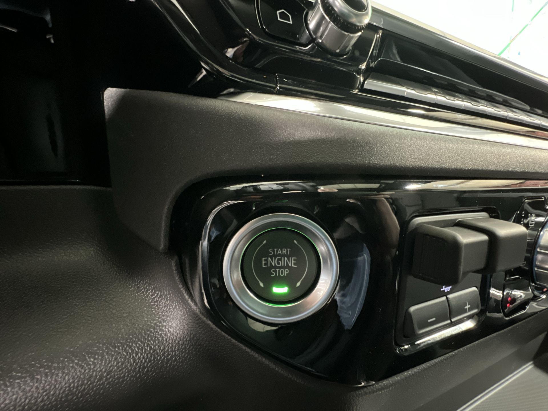 New 2025 White Frost Tricoat GMC SLT image 76