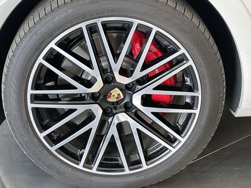 2024 Porsche Cayenne S photo 11