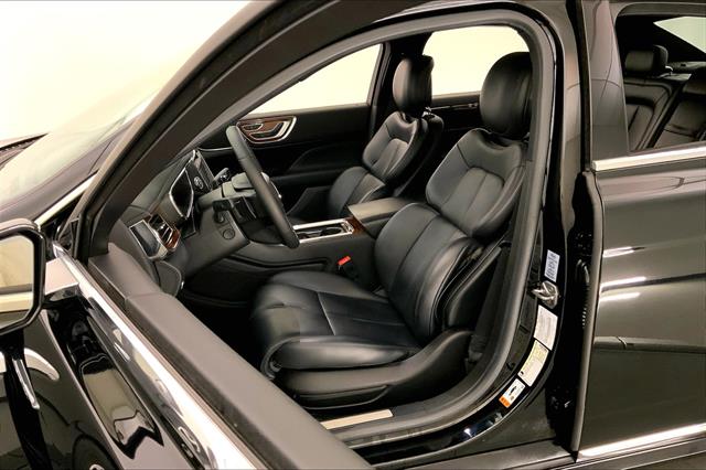 2017 Lincoln Continental Premiere photo 13