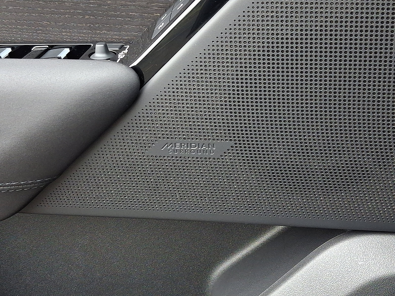 2026 Land Rover Range Rover Velar SE photo 24