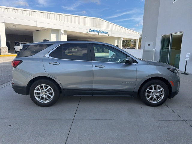 2024 Chevrolet Equinox LT photo 2