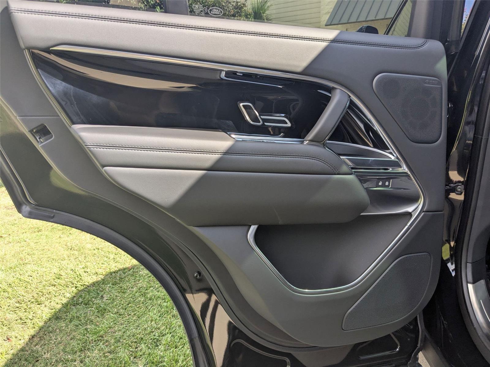 2025 Land Rover Range Rover SE photo 11