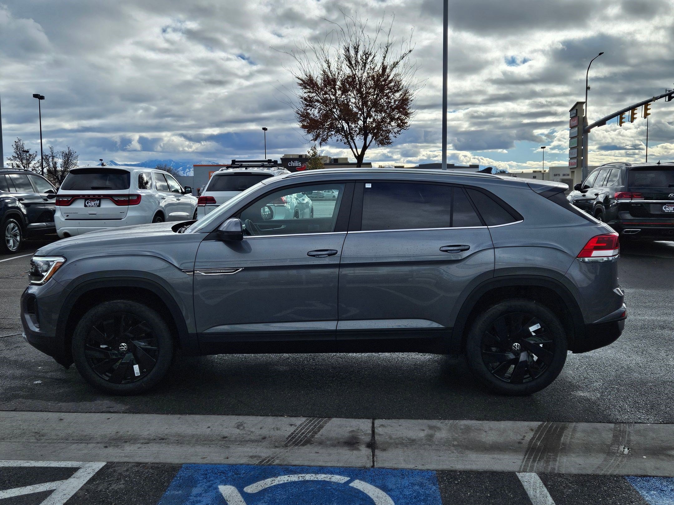 2025 Volkswagen Atlas Cross Sport SE Technology photo 6