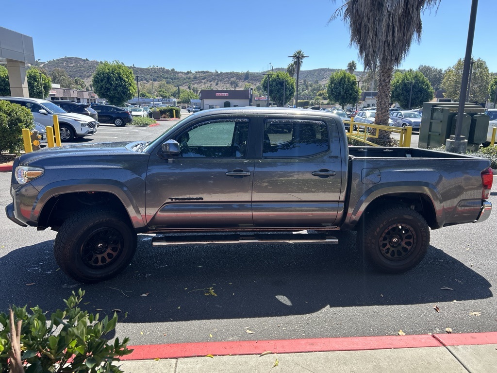 2019 Toyota Tacoma SR5 photo 2