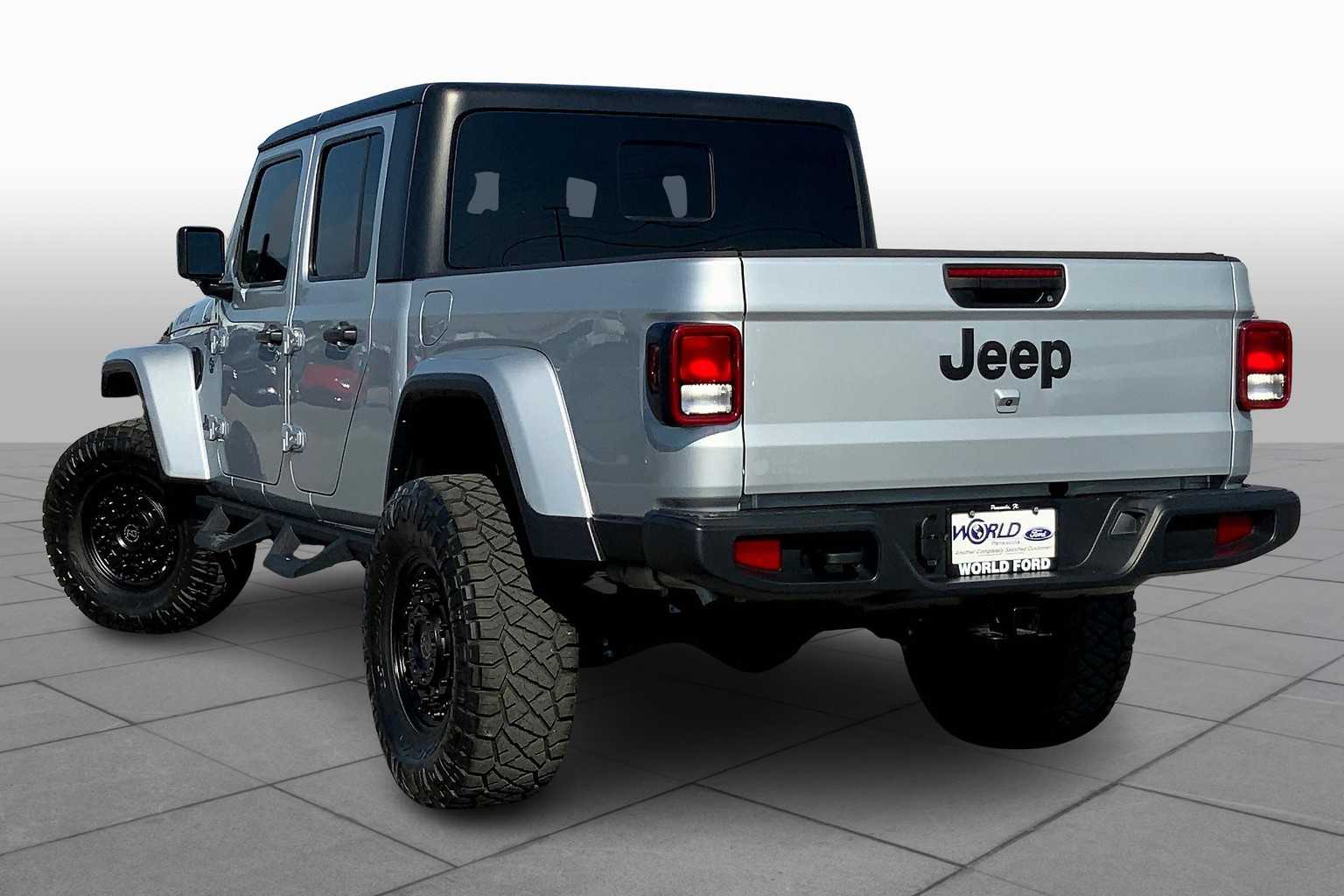 2022 Jeep Gladiator Willys Sport photo 11