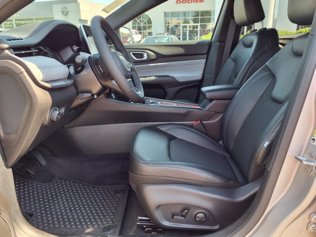 2025 Jeep Compass Latitude photo 2
