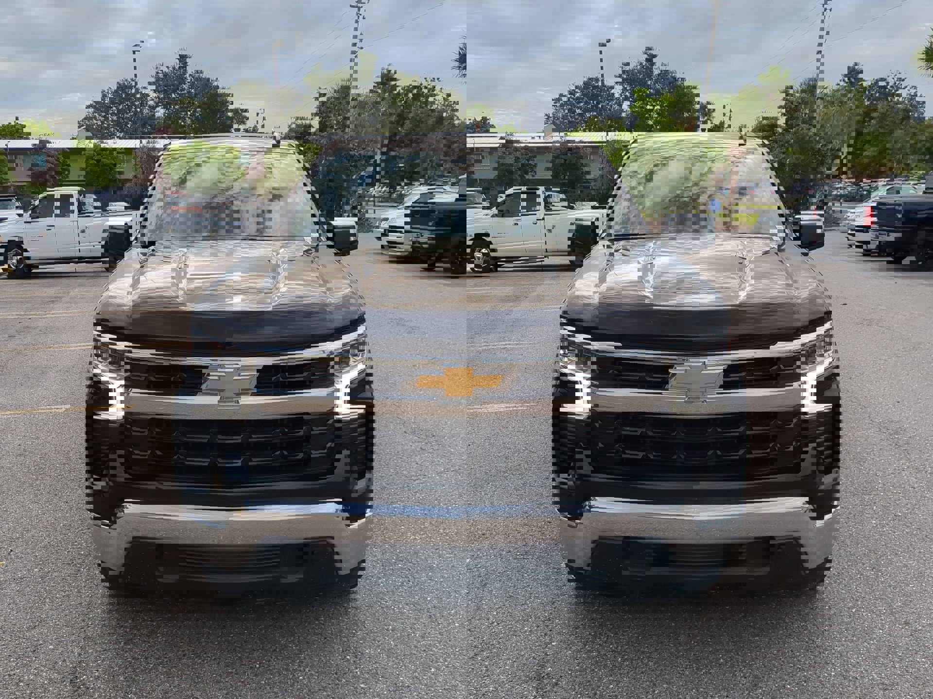 2022 Chevrolet Silverado 1500 LT photo 2