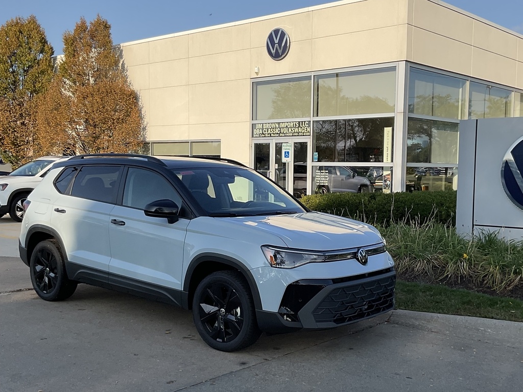 2025 Volkswagen Taos SE Black's photo