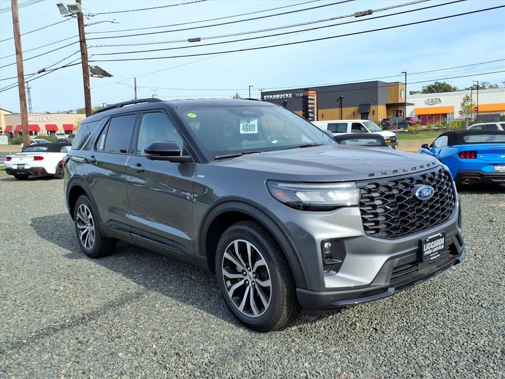 2025 Ford Explorer ST-LINE's photo