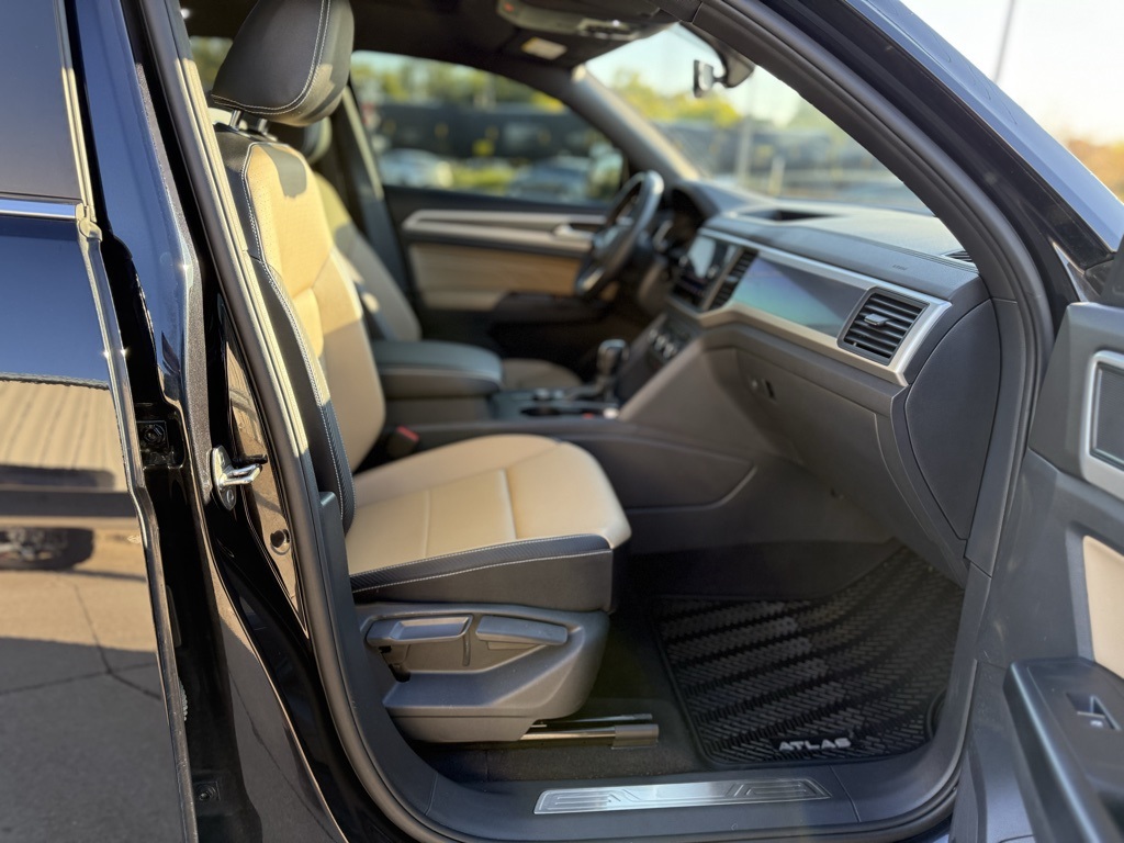 2021 Volkswagen Atlas Cross Sport V6 SE Technology R-Line photo 31