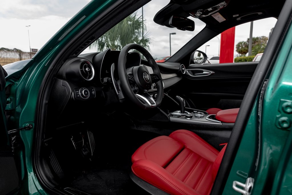 2025 Alfa Romeo Giulia Base photo 22