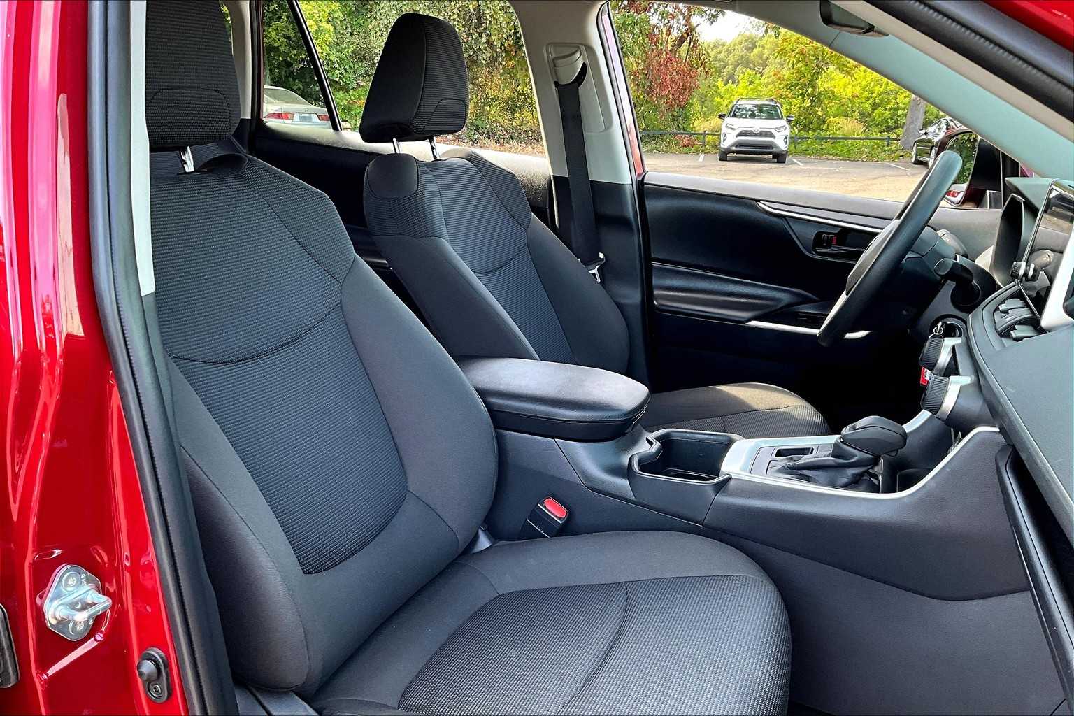 2025 Toyota RAV4 LE photo 8