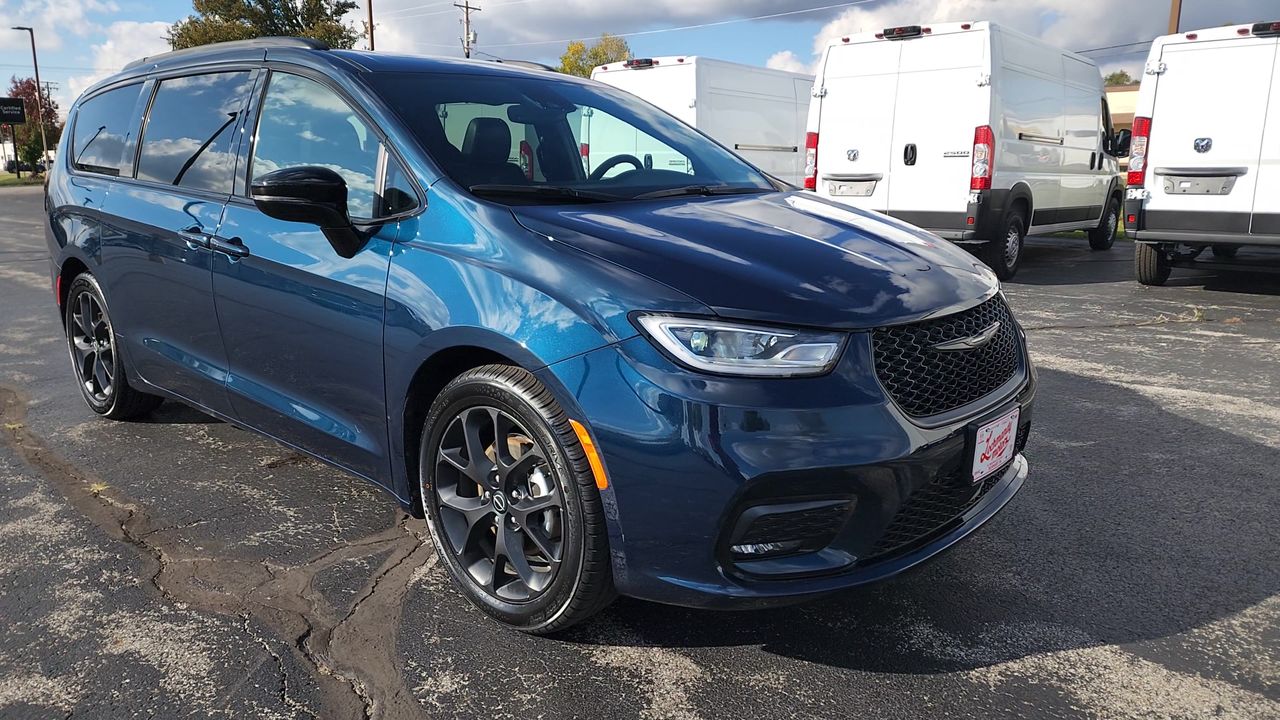 2025 Chrysler Pacifica Limited photo 2