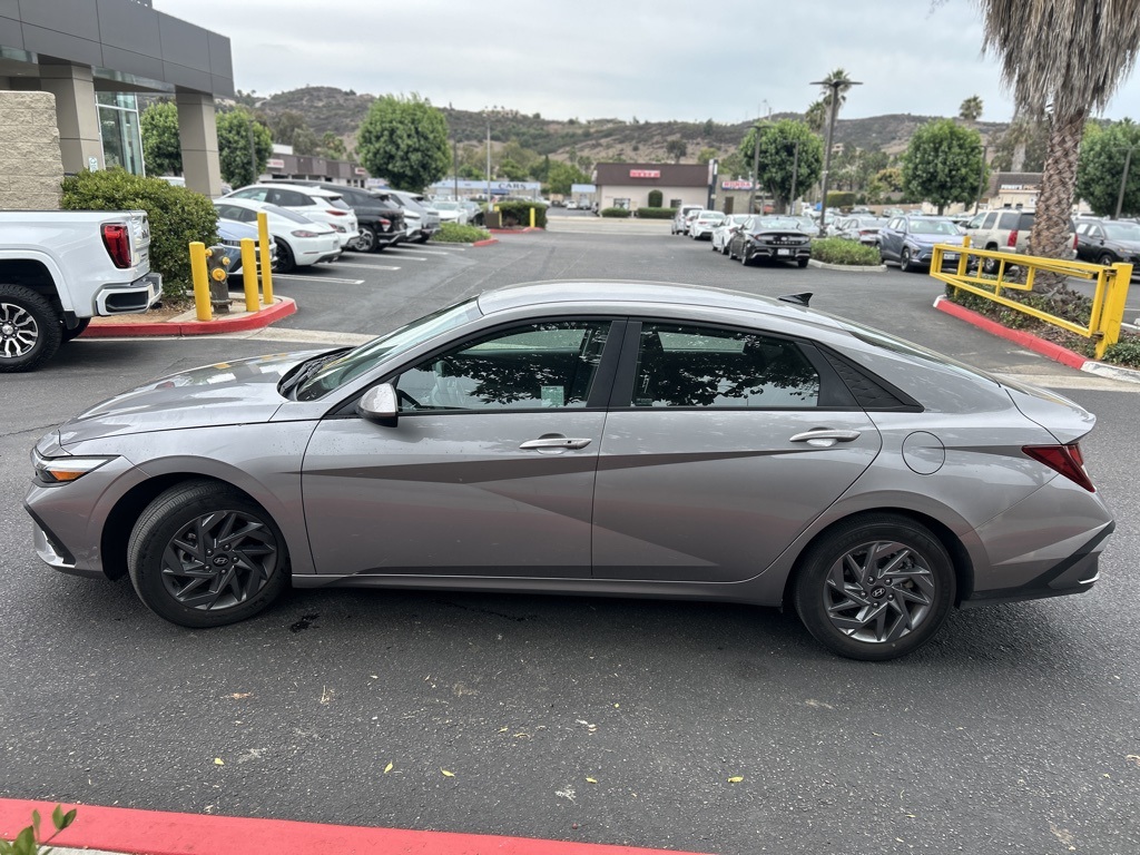 2024 Hyundai Elantra SEL photo 2