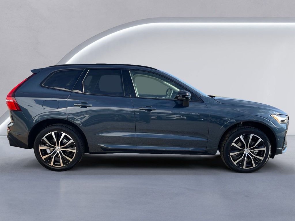 2025 Volvo XC60 B5 Plus photo 3