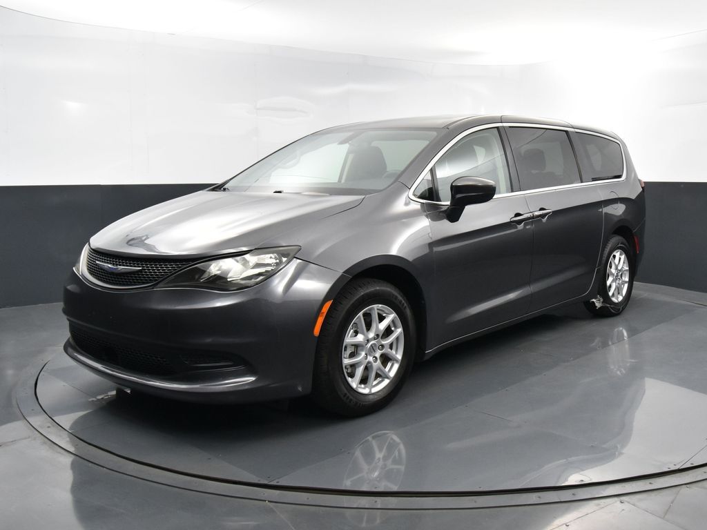 2022 Chrysler Voyager LX photo 4