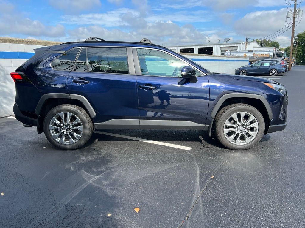 2023 Toyota RAV4 XLE Premium photo 6