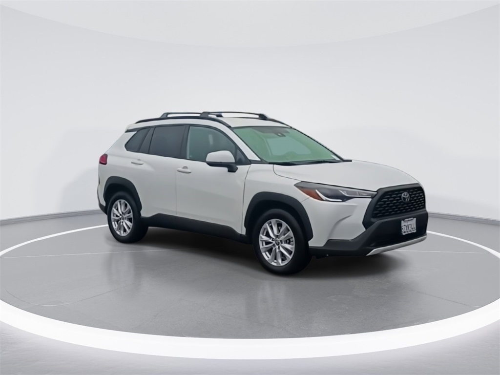 2022 Toyota Corolla Cross LE photo 3