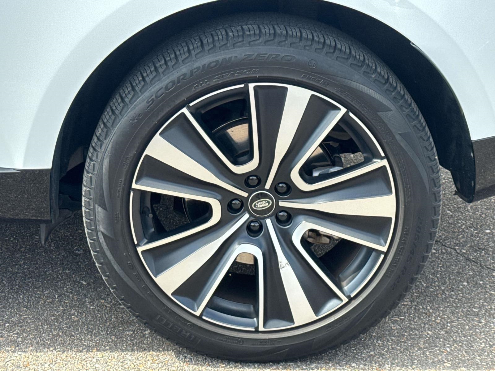 2023 Land Rover Range Rover SE photo 2