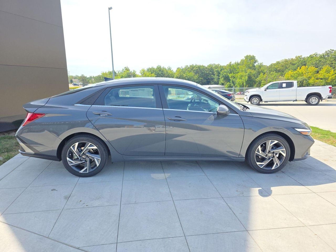 2025 Hyundai Elantra Limited photo 4