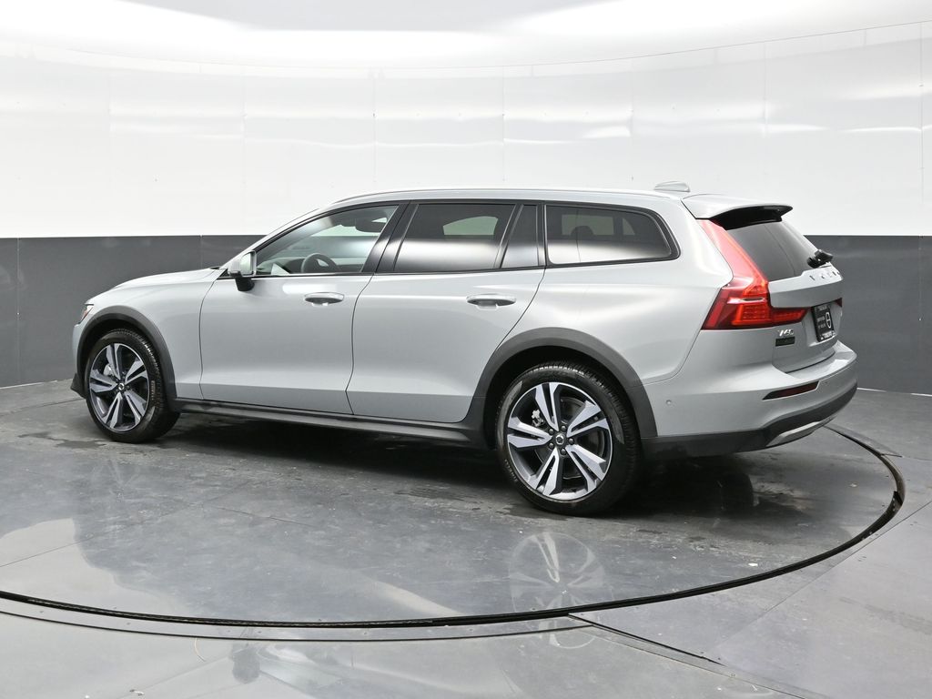 2025 Volvo V60 Cross Country B5 Plus photo 3