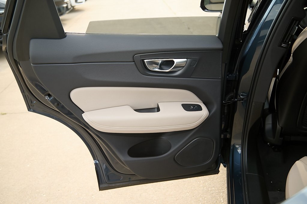 2026 VOLVO XC60 - Image 17