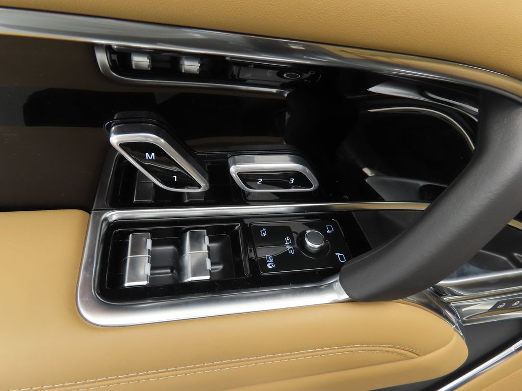 2025 Land Rover Range Rover SE photo 19