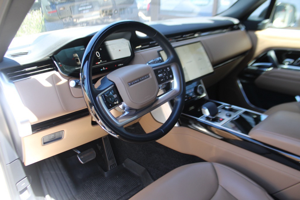 2023 Land Rover Range Rover SE photo 4