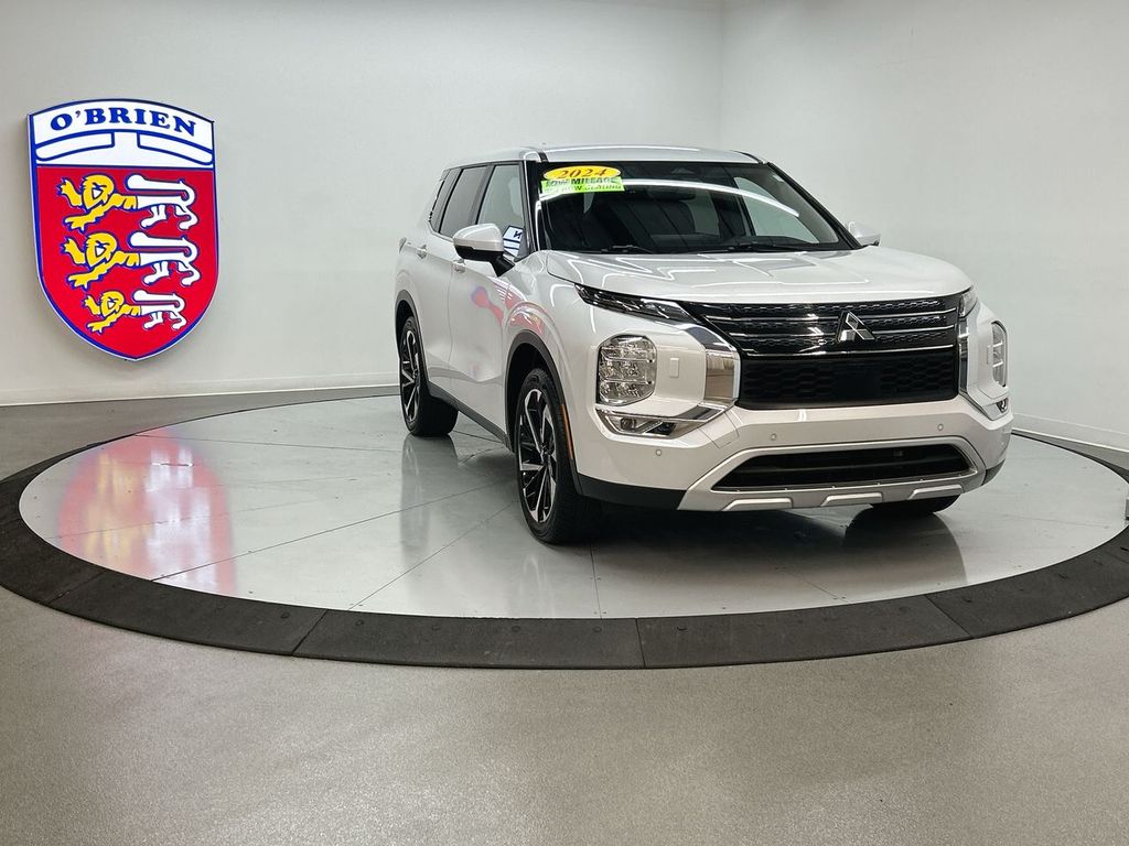 2024 Mitsubishi Outlander SE's photo