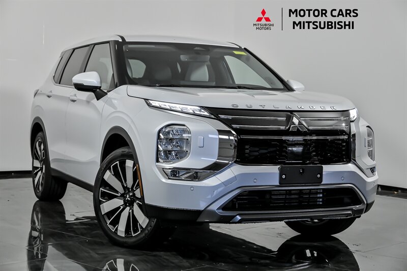 2025 Mitsubishi Outlander SE's photo