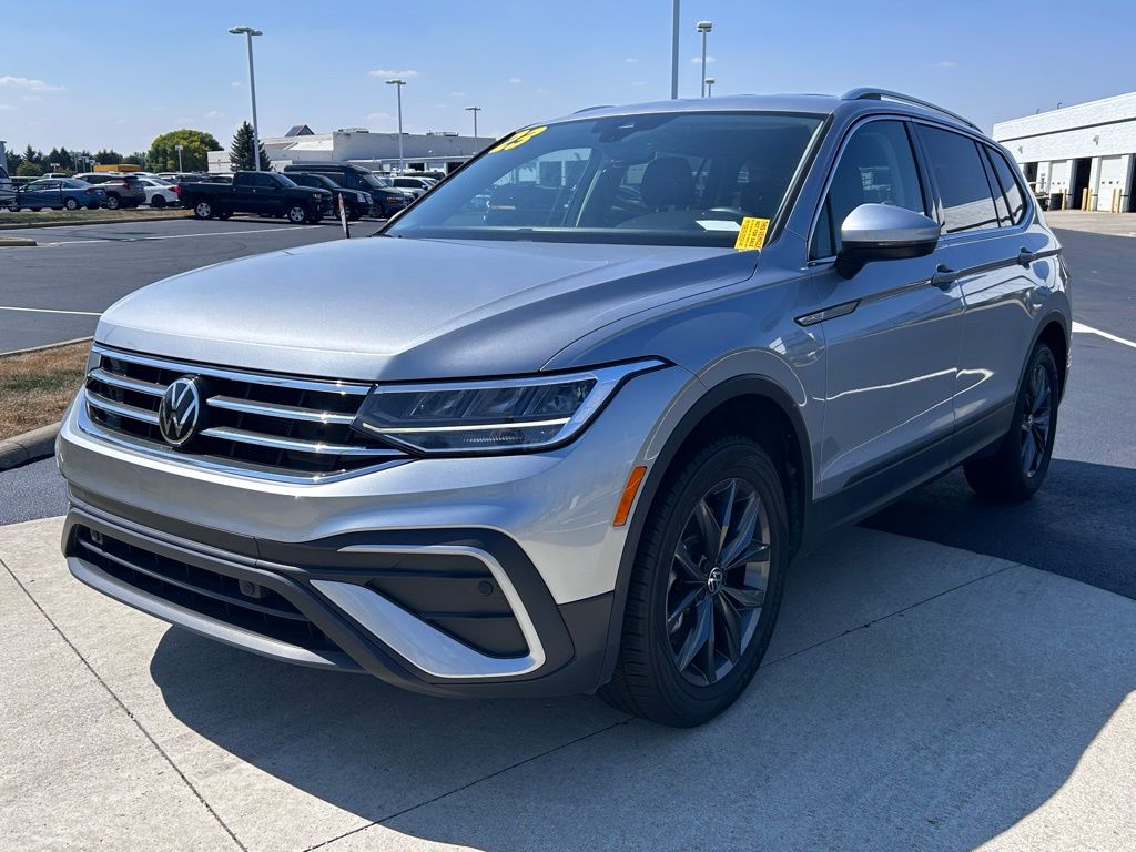 2023 Volkswagen Tiguan SE photo 3