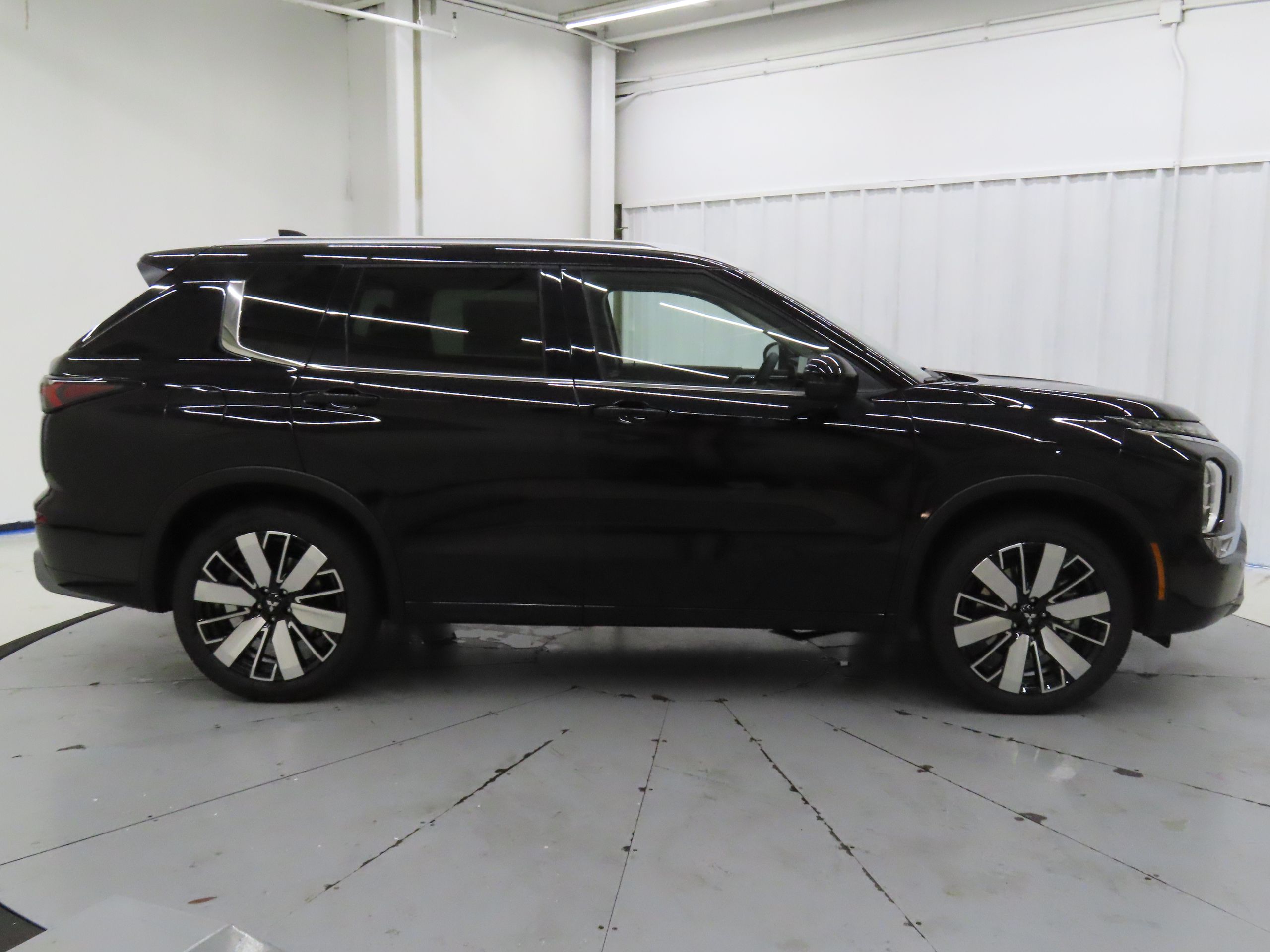 2025 Mitsubishi Outlander SEL photo 2