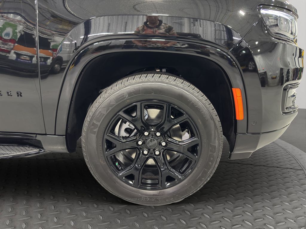 2025 Jeep Wagoneer Series II Carbide photo 10