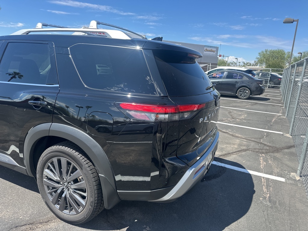 2022 Nissan Pathfinder SL photo 4