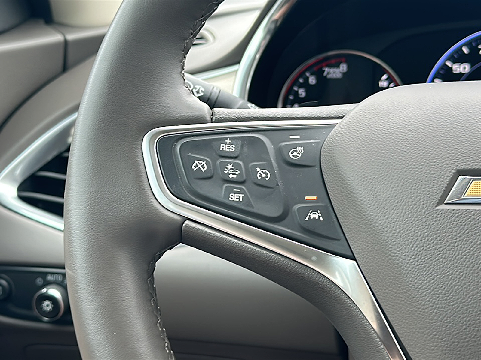 Used 2024 Lakeshore Blue Metallic CHEVROLET LT image 28