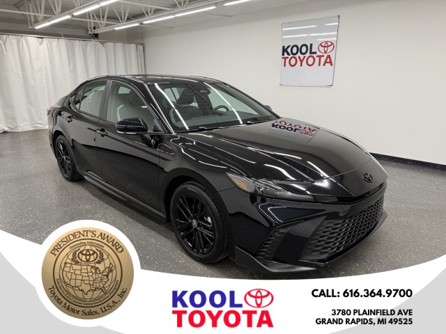 2025 Toyota Camry SE's photo