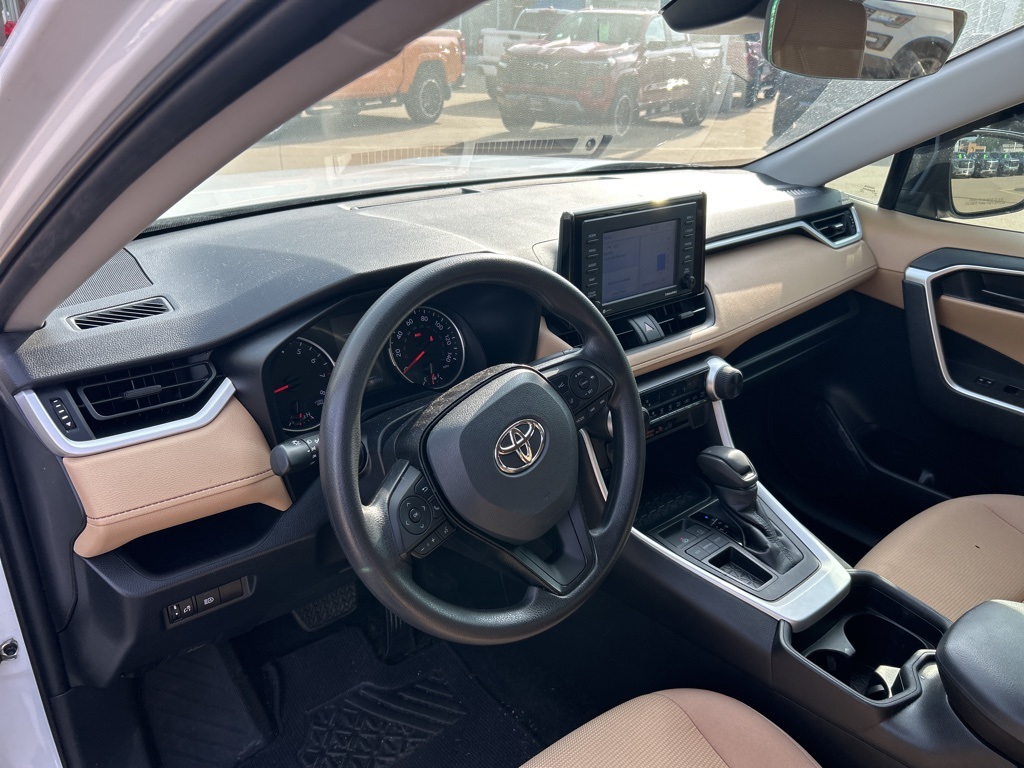2021 Toyota RAV4 LE photo 8