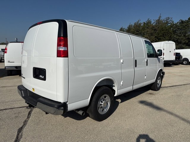 2025 Chevrolet Express Cargo 3500 photo 4
