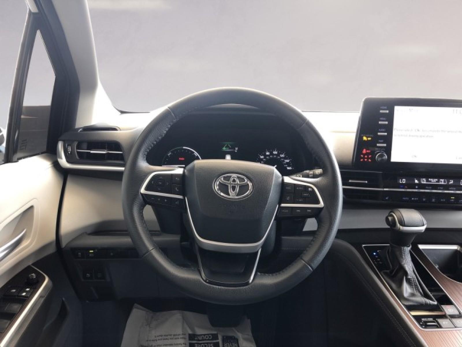 2023 Toyota Sienna XLE photo 11